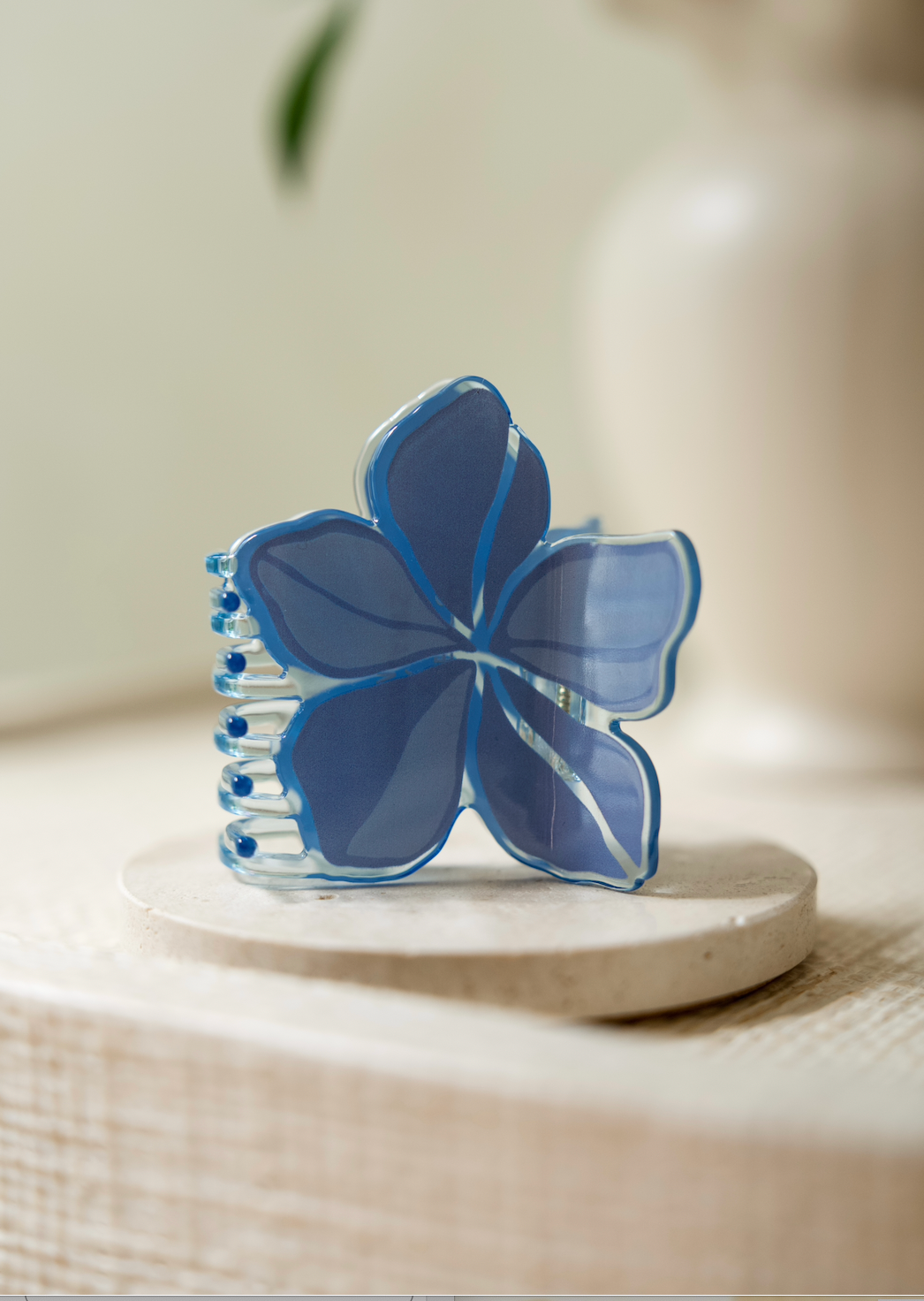 Medium Pua Melia Clip - MELIA MIST